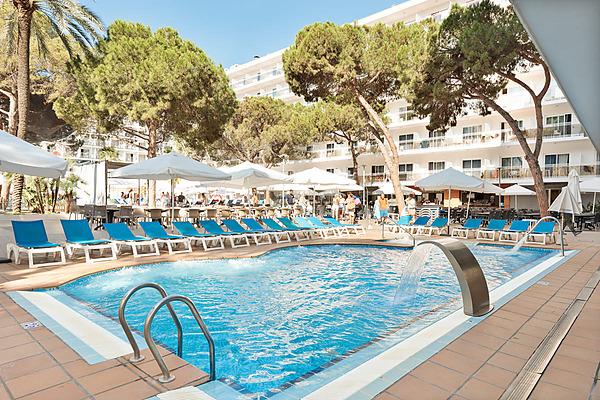 Best Oasis Park, Salou  | Best hotels | Mejor precio: Piscina exterior con tumbonas, sombrillas y palmeras en un hotel soleado.