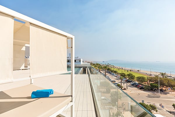 Terraza de hotel con tumbonas y vista al mar. Disfruta de Hotel Best Oasis Tropical, Mojácar | Best Hotels | Mejor Precio.