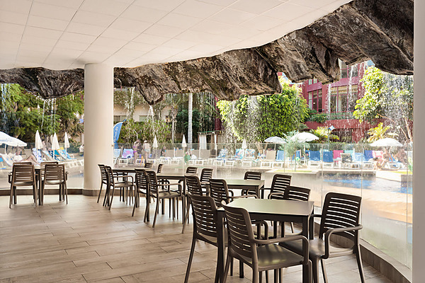 Bar Cascada en Best Jacaranda, el espacio perfecto para tomar algo bajo escapando del calor. 