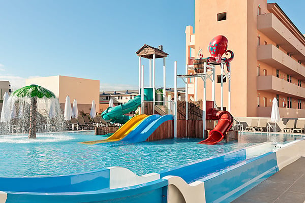 Piscina del hotel con toboganes y palmera Hotel Best Jacaranda, Tenerife | Best Hotels | Mejor Precio.