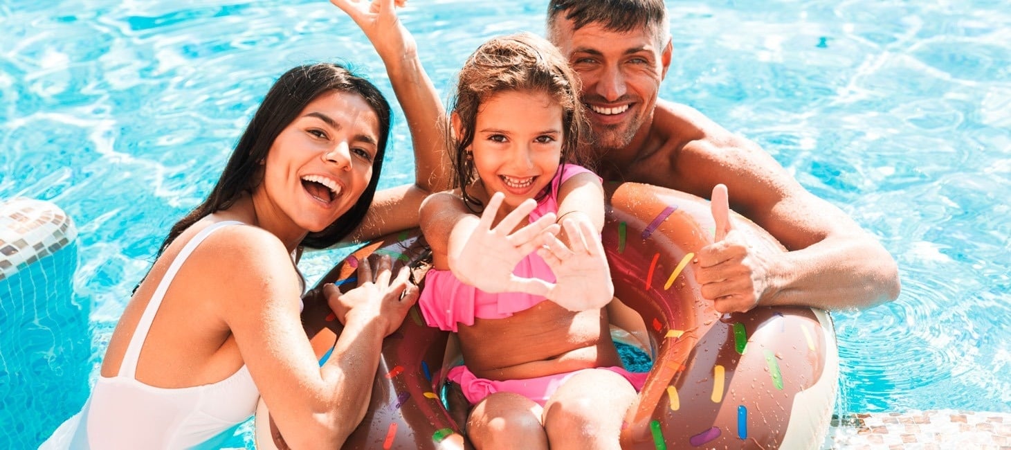 een man en een vrouw zitten in een zwembad met een donut float