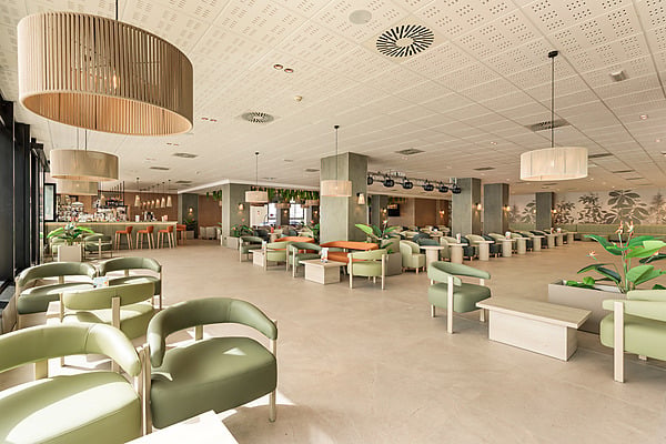 Bar moderno con sillas altas y mesas para disfrutar Hotel Best Siroco, Benalmádena | Best Hotels | Mejor Precio.