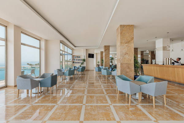 Sofisticado lobby de hotel con asientos cómodos, vista al mar y barra de servicio. Ideal para tu Hotel Best Benalmádena, Costa del Sol | Web oficial.
