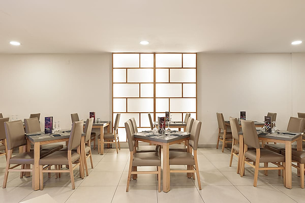 Mesas listas para cenar en el restaurante del hotel, Best Oasis Park, Salou  | Best hotels | Mejor precio.