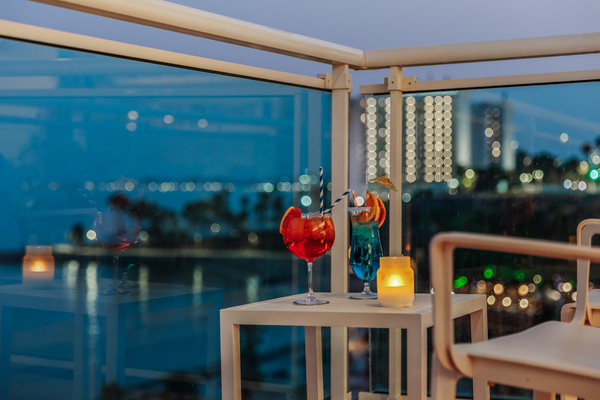 Cócteles en balcón con vistas nocturnas de la ciudad, ideal para Hotel Best Benalmádena, Costa del Sol | Web oficial.