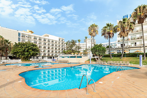 Hotel Best Siroco, Benalmádena | Best Hotels | Mejor Precio: Piscina de hotel con tumbonas y palmeras, vistas al mar y un día soleado.
