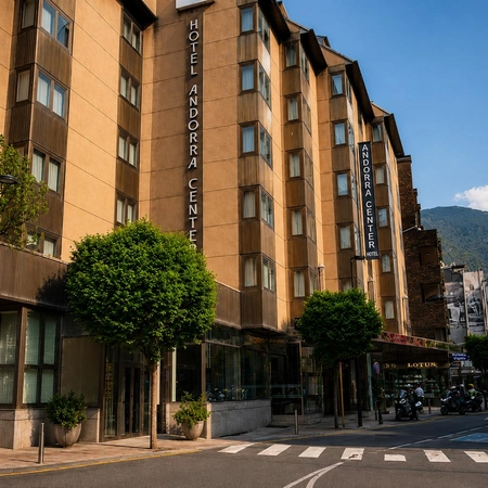 Hotel Best Andorra Center, Andorra la Vella  | Best Hotels Hotel Andorra, fachada moderna con cafetería y vistas a la montaña.