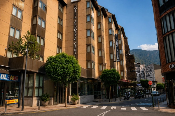 Hotel Best Andorra Center, Andorra la Vella  | Best Hotels Hotel Andorra, fachada moderna con cafetería y vistas a la montaña.