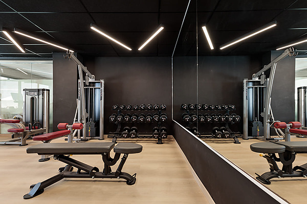 Gimnasio moderno con pesas y máquinas de entrenamiento, ideal para Best Oasis Park, Salou  | Best hotels | Mejor precio.