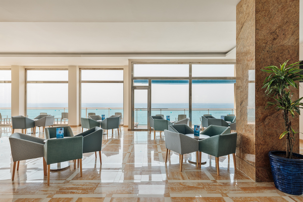 Salón del hotel con sillas y mesas frente al mar Hotel Best Benalmádena, Costa del Sol | Web oficial