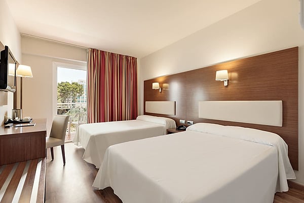 Doppelzimmer mit roten karierten Bettdecken und Balkonblick Best Oasis Park, Salou | Offizielle Website | Bester Preis