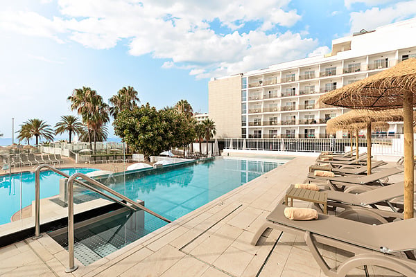 Hotel Best Siroco, Benalmádena | Best Hotels | Mejor Precio: piscina al aire libre con tumbonas y palmeras.