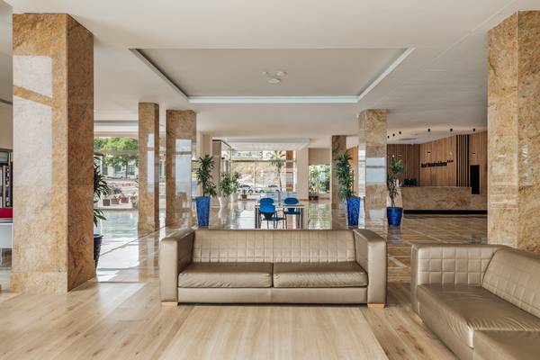 Lobby de hotel moderno con sofás azules, mesa de centro y recepción Hotel Best Benalmádena, Costa del Sol | Web oficial.