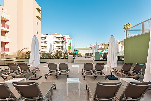 Tumbonas y sombrillas junto a la piscina, vista al complejo de vacaciones Hotel Best Jacaranda, Tenerife | Best Hotels | Mejor Precio.