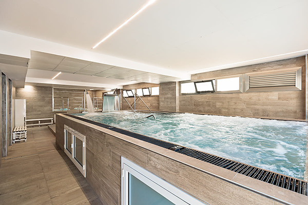 Piscina interior con cascadas y jacuzzi en Best Oasis Park, Salou  | Best hotels | Mejor precio.