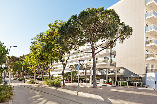 Fachada del hotel Best Oasis Park Best Oasis Park, Salou  | Best hotels | Mejor precio con árboles y entrada principal.