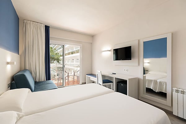 Doppelzimmer mit 2 Betten und Sofa, TV und Balkon. Ideal für Best Oasis Park, Salou | Best hotels | Bester Preis.
