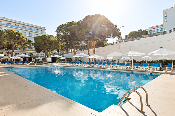 Piscina del hotel con tumbonas y sombrillas, perfecta para unas vacaciones en Best Oasis Park, Salou  | Best hotels | Mejor precio.
