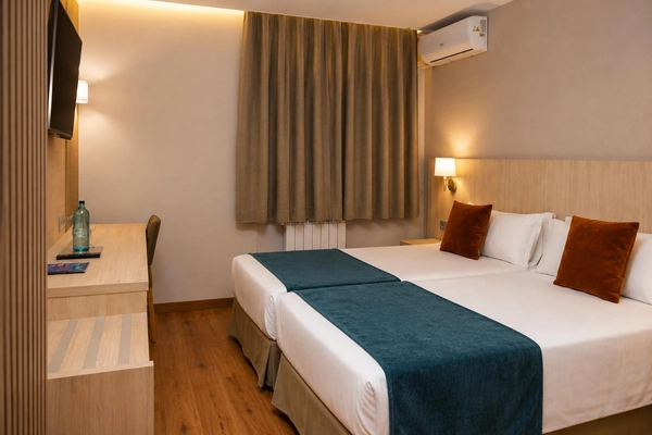 Habitación con dos camas individuales, escritorio y TV, perfecta para tu estancia Hotel Best Andorra Center, Andorra la Vella  | Best Hotels.