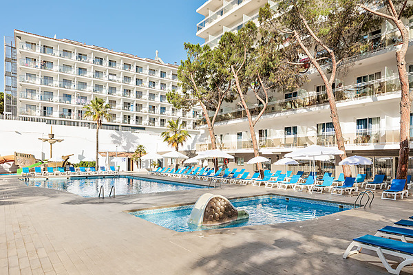 Best Oasis Park, Salou  | Best hotels | Mejor precio Hotel frente a piscina con balcones y pinos bajo cielo azul.