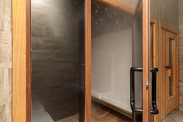 Sauna privada con iluminación estelar y diseño elegante. Best Oasis Park, Salou  | Best hotels | Mejor precio para relajación total.