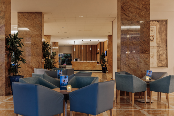 Salón del hotel con cómodos asientos y detalles decorativos. Hotel Best Benalmádena, Costa del Sol | Web oficial