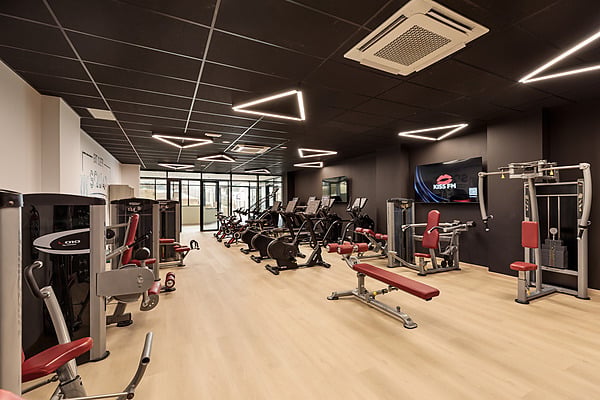 Gimnasio de hotel con equipos de entrenamiento, bicicletas estáticas y pesas, listo para tu Hotel Best Siroco, Benalmádena | Best Hotels | Mejor Precio.