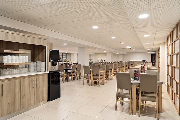 Restaurante buffet del hotel con mesas y sillas listas para Best Oasis Park, Salou  | Best hotels | Mejor precio.