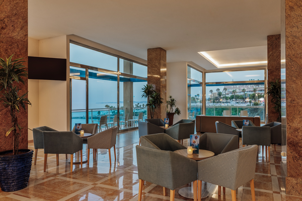 Hotel Best Benalmádena, Costa del Sol | Web oficial: moderno lounge con vistas al mar y cómodos asientos.