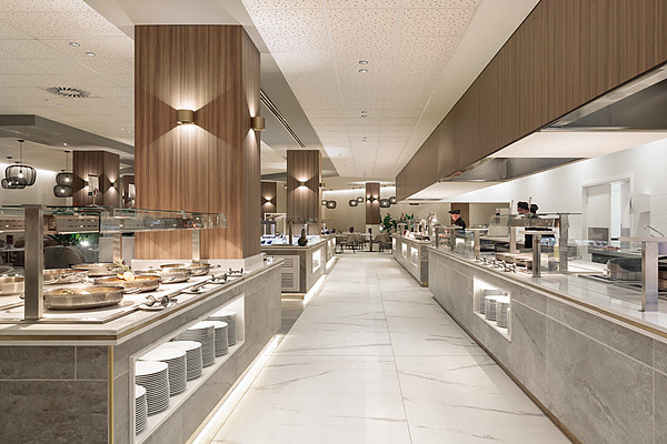 Buffet de hotel moderno con mesas y estaciones de comida. Ambiente elegante, ideal para un Hotel Best Jacaranda, Tenerife | Best Hotels | Mejor Precio de lujo.