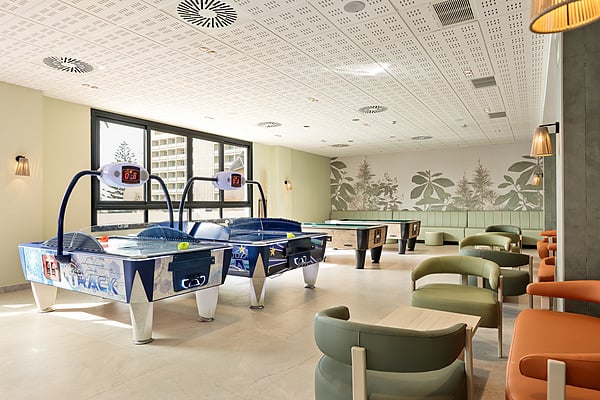 Sala de juegos de hotel con mesas de billar y máquinas de hockey de aire. Hotel Best Siroco, Benalmádena | Best Hotels | Mejor Precio para toda la familia.