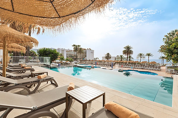 Hotel Best Siroco, Benalmádena | Best Hotels | Mejor Precio: Piscina infinita con tumbonas y palmeras, vista al mar y cielo azul.