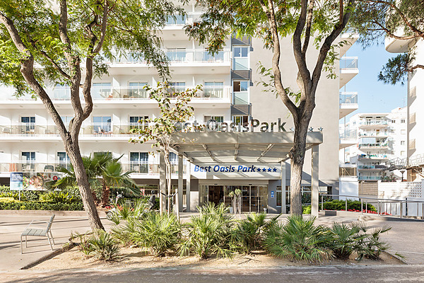 Hotel Best Oasis Park Best Oasis Park, Salou  | Best hotels | Mejor precio: fachada, entrada y vegetación tropical