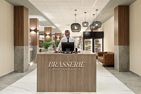 Bienvenido al restaurante Brasserie, recepcionista sonriente en el Hotel Best Jacaranda, Tenerife | Best Hotels | Mejor Precio hotel.
