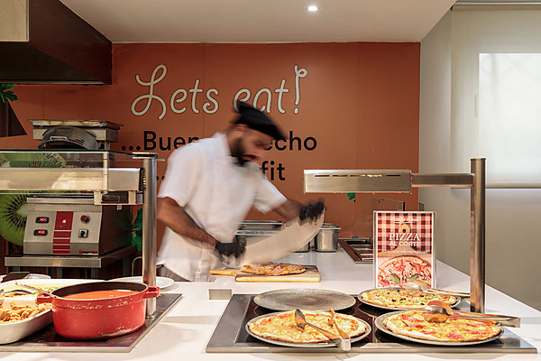 Chef preparando pizza en el buffet de Best Oasis Park, Salou  | Best hotels | Mejor precio.