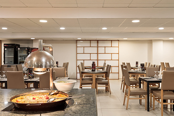 Buffet de paella con mesas y sillas en un restaurante de hotel. Best Oasis Park, Salou  | Best hotels | Mejor precio