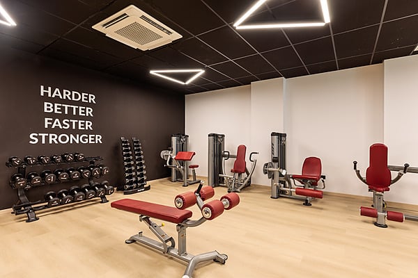 Gimnasio moderno con equipo de pesas, máquinas de entrenamiento y texto inspirador Hotel Best Siroco, Benalmádena | Best Hotels | Mejor Precio.