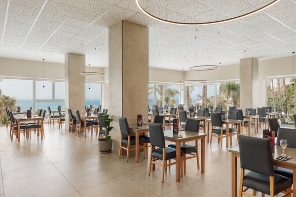 Restaurante con vista al mar y palmeras, mesas listas para clientes. Hotel Best Benalmádena, Costa del Sol | Web oficial