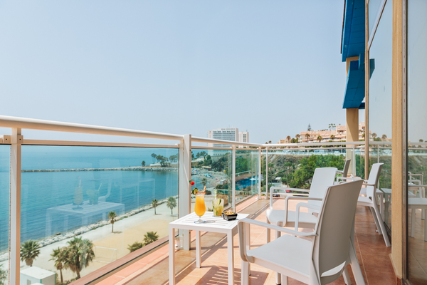 Balcón con vistas al mar y bebidas, ideal para Hotel Best Benalmádena, Costa del Sol | Web oficial.