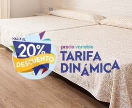 ein Schlafzimmer mit zwei Betten und einem Schild , das sagt ` ` hasta el 20 % descuento ` ` .