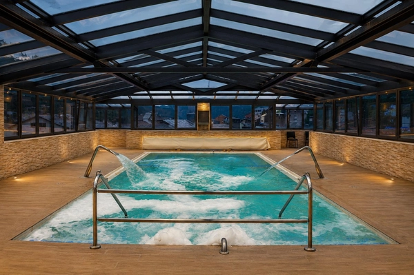 Piscina interior climatizada con cascadas de agua y vistas a la montaña. Hotel Best Andorra Center, Andorra la Vella  | Best Hotels ideal.