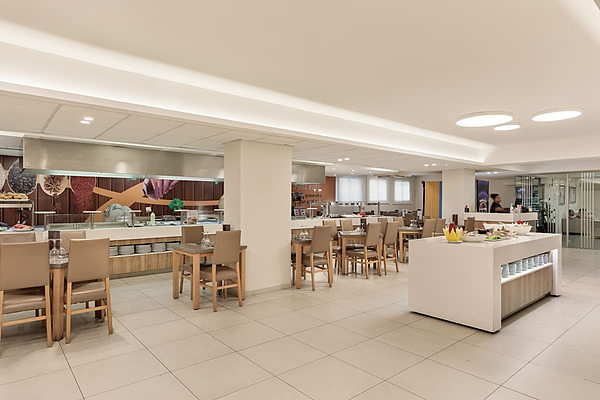 Buffet del hotel con mesas y sillas, perfecto para tu Best Oasis Park, Salou  | Best hotels | Mejor precio.