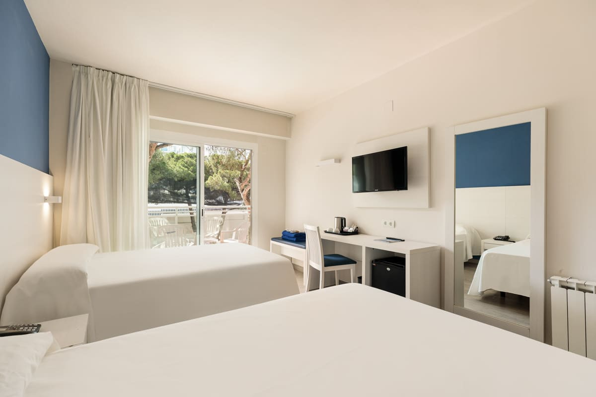 Modern Doppelzimmer mit Balkon, Schreibtisch und TV – Best Oasis Park
