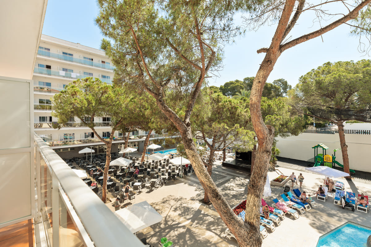 Hotel mit Pool, Restaurant, Spielplatz und Terrassen mit Liegestühlen Best Oasis Park