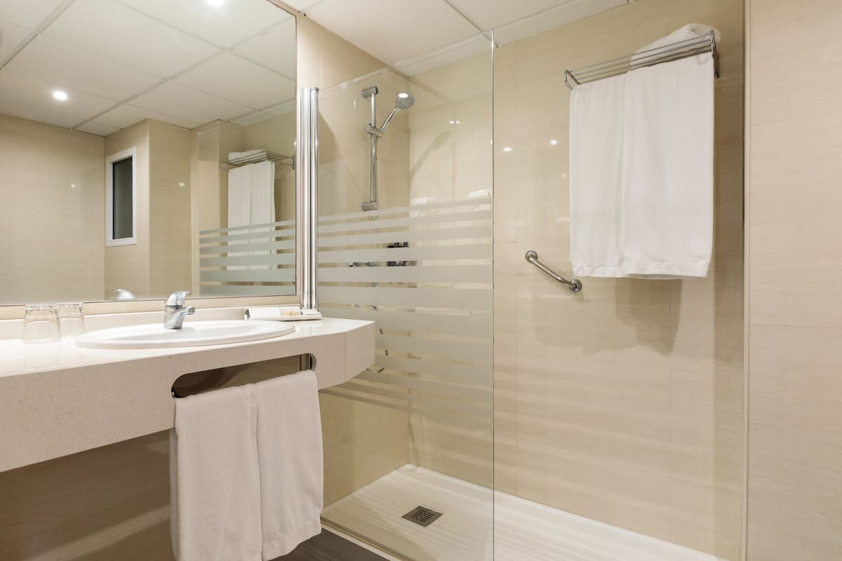 Modernes Badezimmer mit Dusche und Waschbecken, Handtuchhalter für Best Oasis Park
