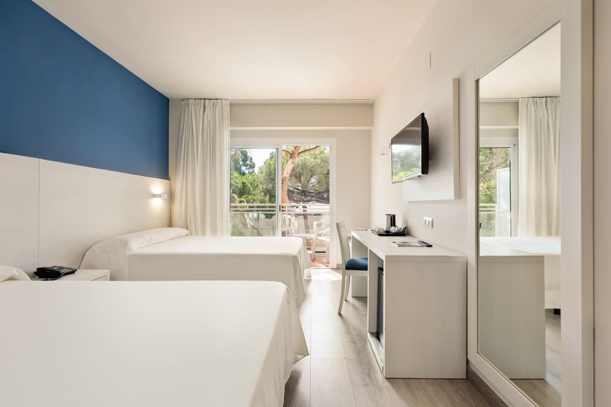 Modern Hotelzimmer mit zwei Betten, Schreibtisch und Balkonblick - Best Oasis Park