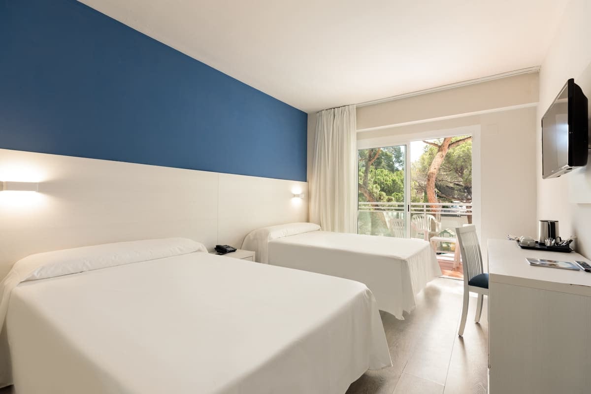 Doppelzimmer mit zwei Betten und Balkonblick, ideal für Ihren Best Oasis Park-Aufenthalt.