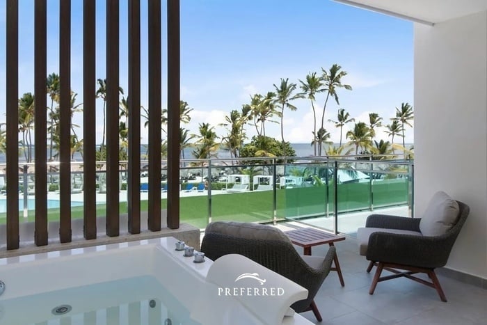 ein Hotelzimmer mit einer Jacuzzi-Badewanne und einem Stuhl