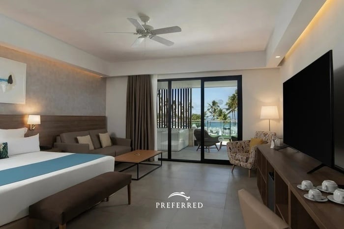 ein Hotelzimmer mit einer Jacuzzi-Badewanne und einem Stuhl
