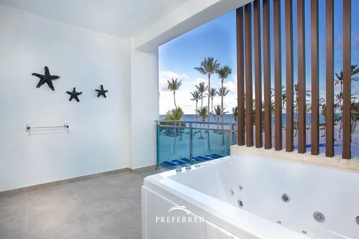 ein Hotelzimmer mit einer Jacuzzi-Badewanne und einem Stuhl